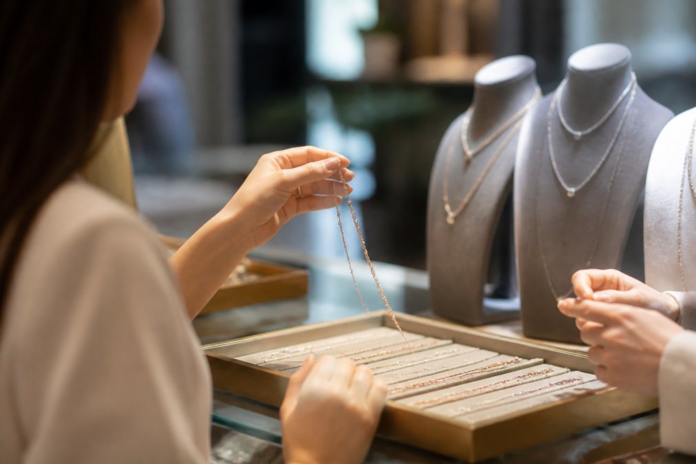 How to Choose Jewelry for Your Girlfriend in 2026