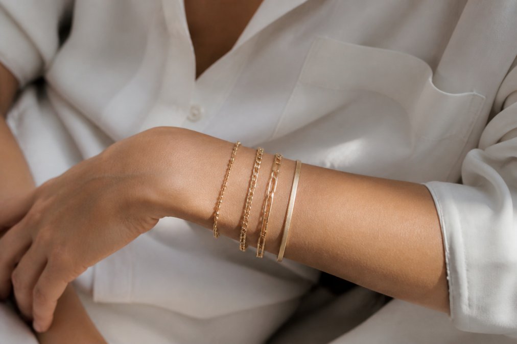 How to Style Layered Gold Bracelets: 2026 Rules
