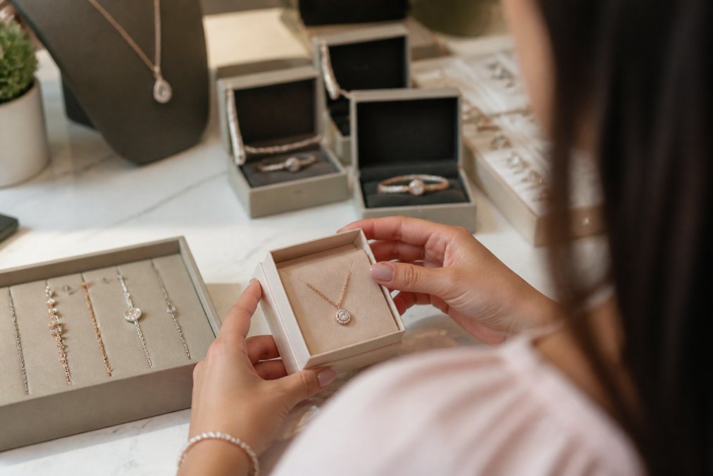 What Kind of Jewelry to Buy for Anniversary