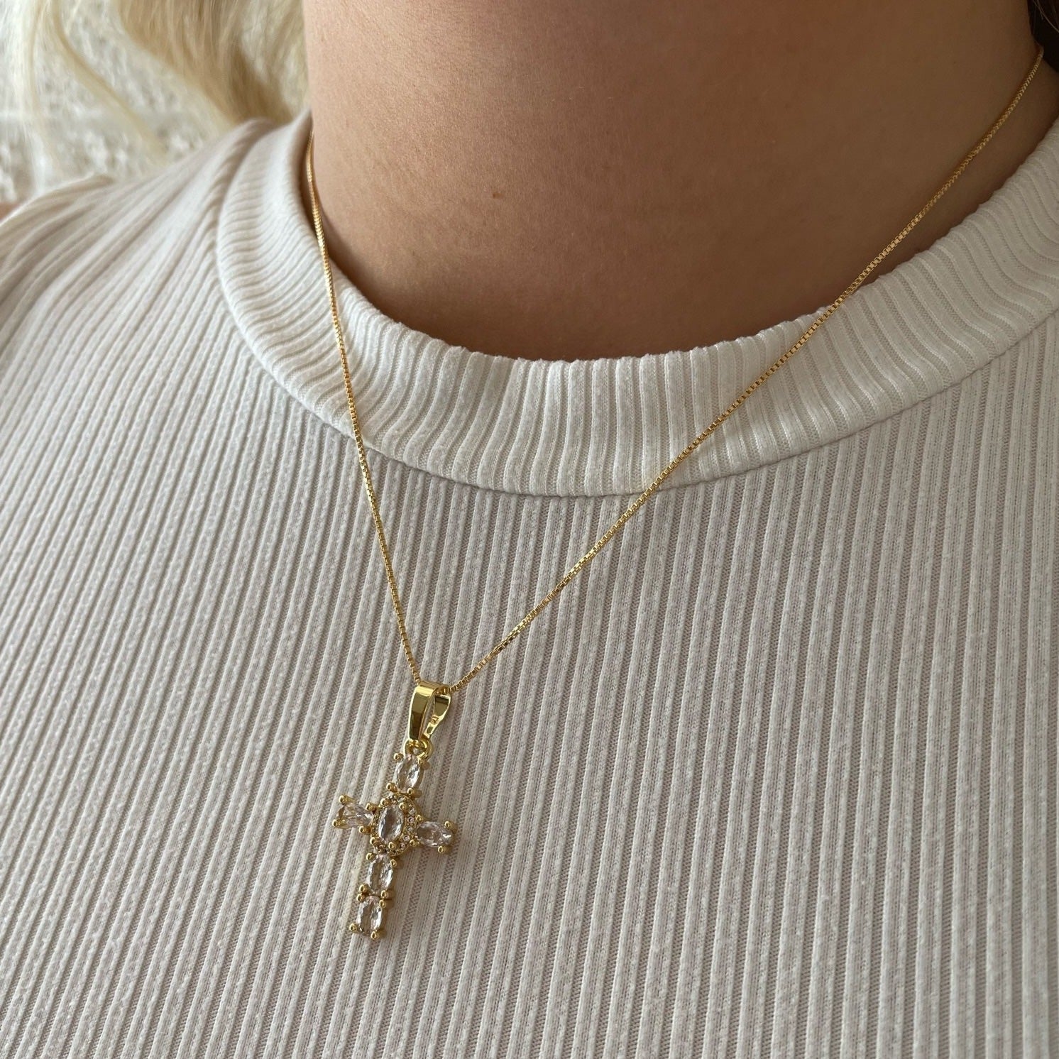 DEVINE CROSS – Carlotta